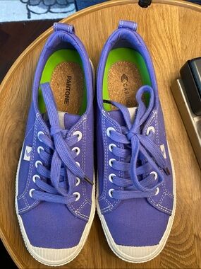 CARIUMA PANTONE Very Peri periwinkle tennis shoes sneakers. Gorgeous color!!